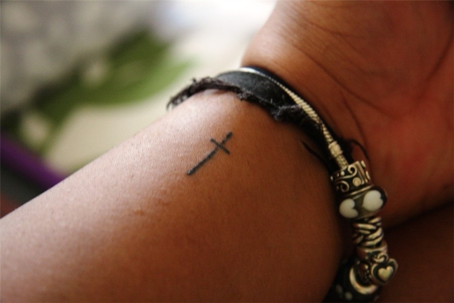 20 Small Cross Tattoos Ideas And Designs - Yo Tattoo