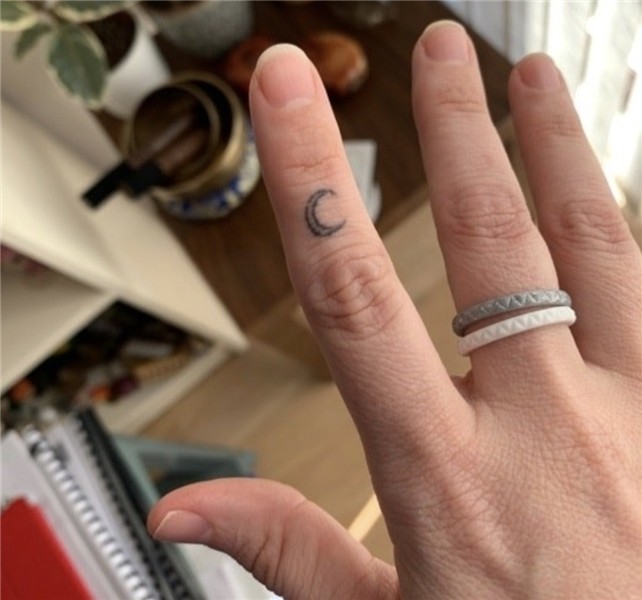 29 Finger Tattoo Ideas That Are Actually Good News