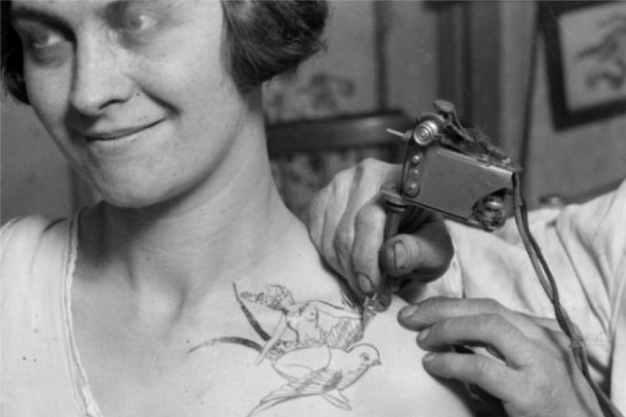 30 Vintage Photographs of Badass Women Getting Tattooed Vint