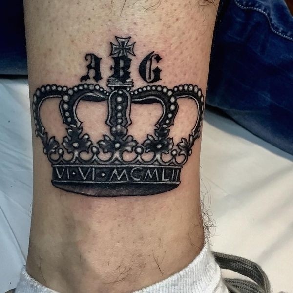 50 Crown Tattoo Ideas for Men and Women // February, 2021 Ta