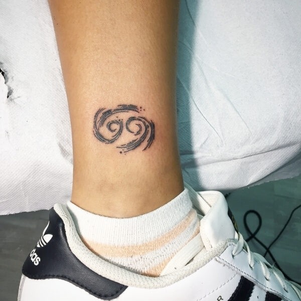 53 Captivating Zodiac Cancer Tattoos for Women that You’ll C