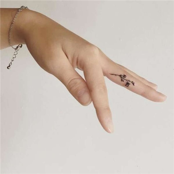 59+ Tatuajes en los Dedos para Chicas que te Encantarán Insi