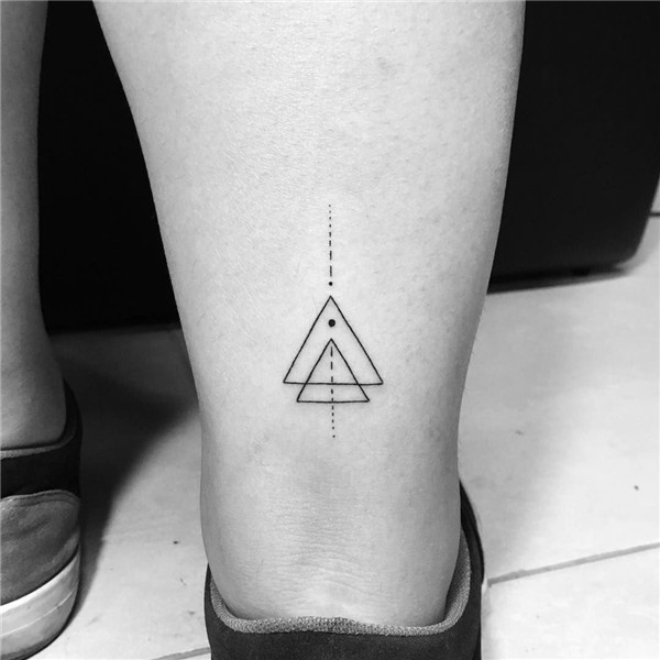 60+ linear triangle tattoo art design ideas Tatuagem triangu