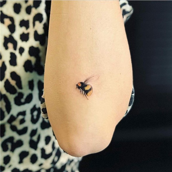 A bumble bee by Jay Shin Bumble bee tattoo, Bee tattoo, Hone