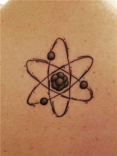 Atom Tattoo on back Tatuagem de química, Tatuagem de átomo,