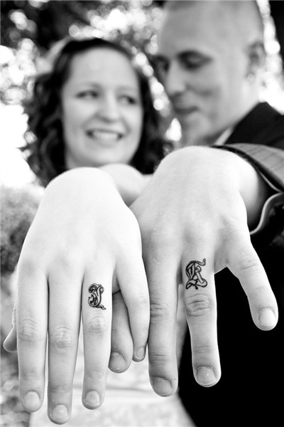 Black and white wedding photo ring tattoos Tatuajes dedo anu