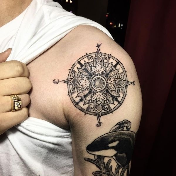 Black ornamental compass tattoo on sleeve Tattoo ideen, Tatt