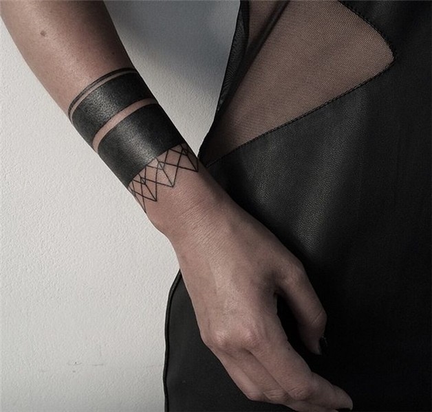 Blackout tattoo - nowy trend? - EXAMPLE.PL Wrist tattoo cove