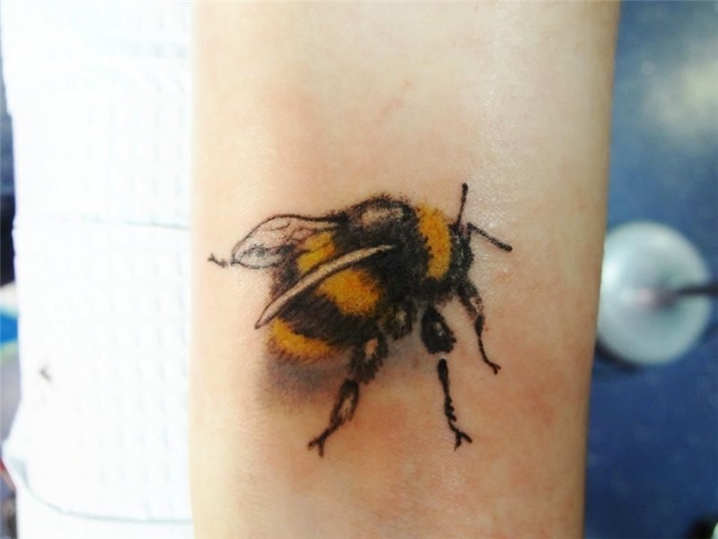 Cute little Bumble Bee-that is one cool tat! Description fro