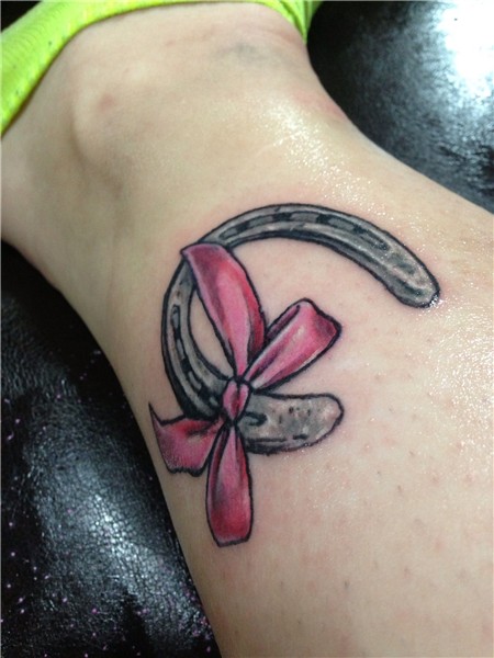 Cute little horseshoe and ribbon idea! Tatuajes cinta del cá