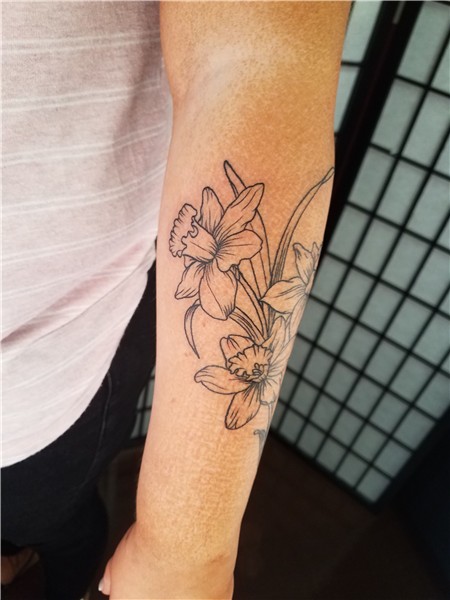 Daffodil outline tattoo Daffodil tattoo, Floral tattoo sleev