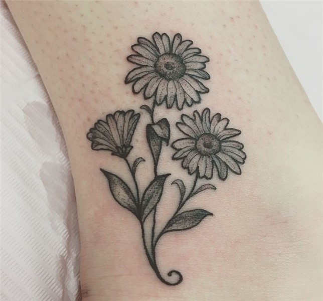 Daisy Tattoo Flower wrist tattoos, Daisy tattoo, Cute tattoo