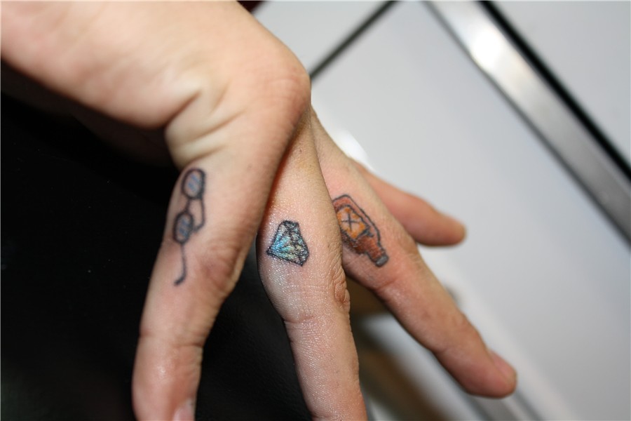 Diamond And Spects Tattoo On Fingers