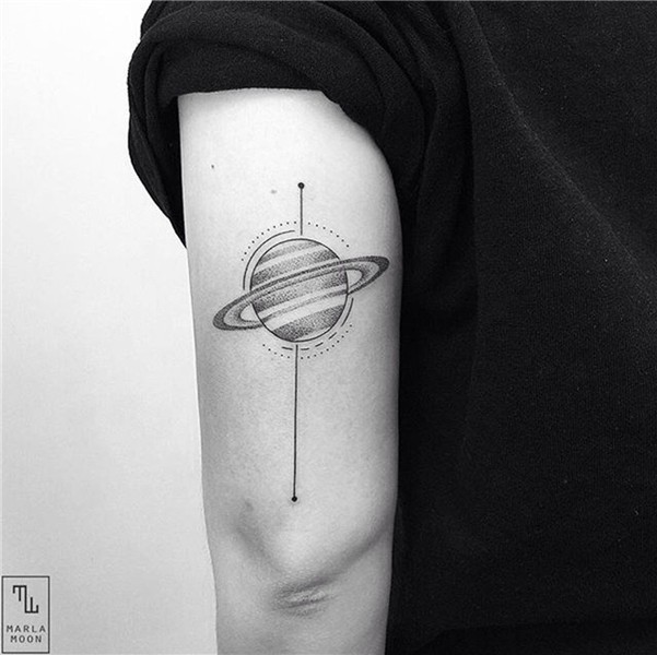 Dr. Woo Saturn style Tatuagem masculina pequena, Tatuagem de