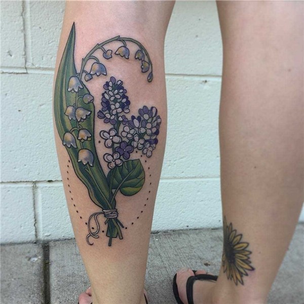 ✔ Esta foto de uma linda tatuagem lírio do vale sobre a pern