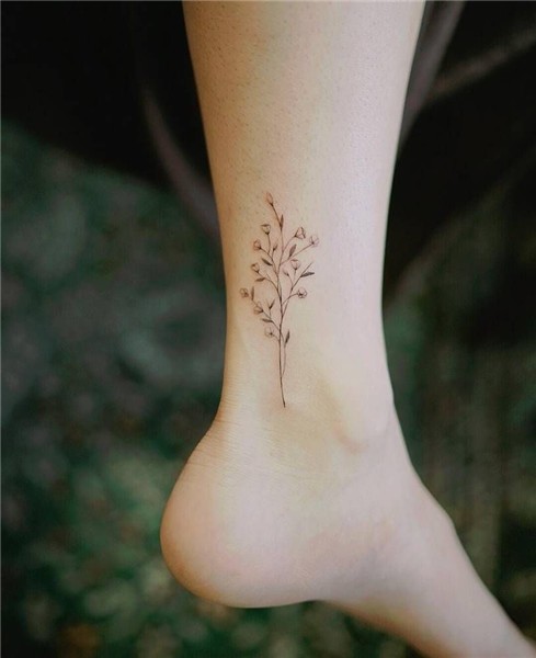 Fine line flower tattoos on the ankle. Artista Tatuador: Nan