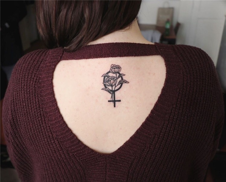 Floral feminist tattoo Tatuagem feminista, Melhores tatuagen