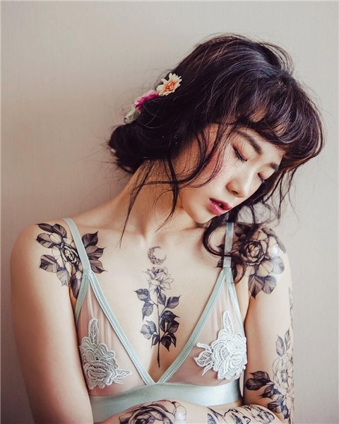 Flores tatuadas en la piel contra la ley que prohíbe los tat