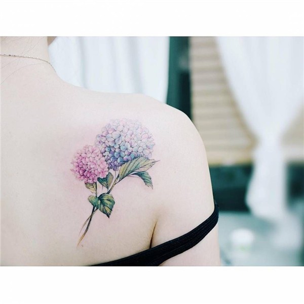 Hydrangea tattoos on the right shoulder blade. Tatouage fleu