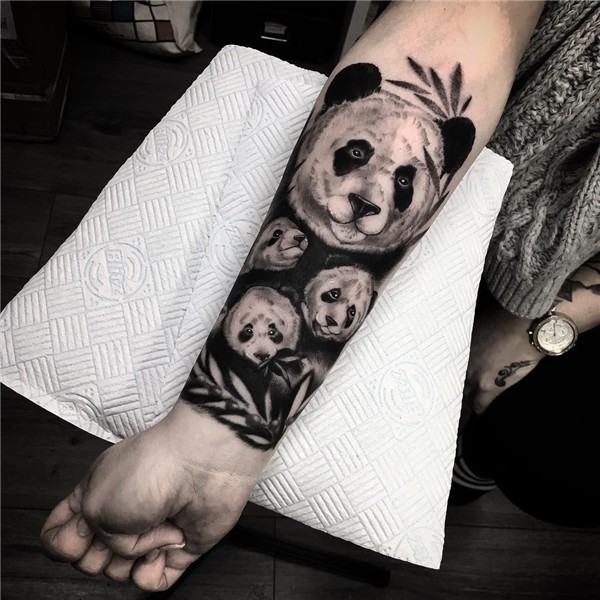 La imagen puede contener: una o varias personas Panda tattoo