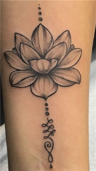 Lotus unalome fait par Nicola à koukla.ink Lotus tattoo desi