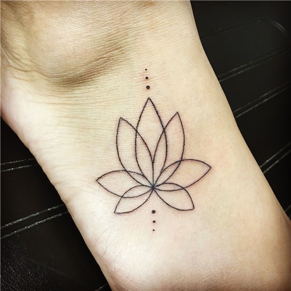 My lotus flower tattoo. Twitter-silvialorenaaa IG-eadjloves