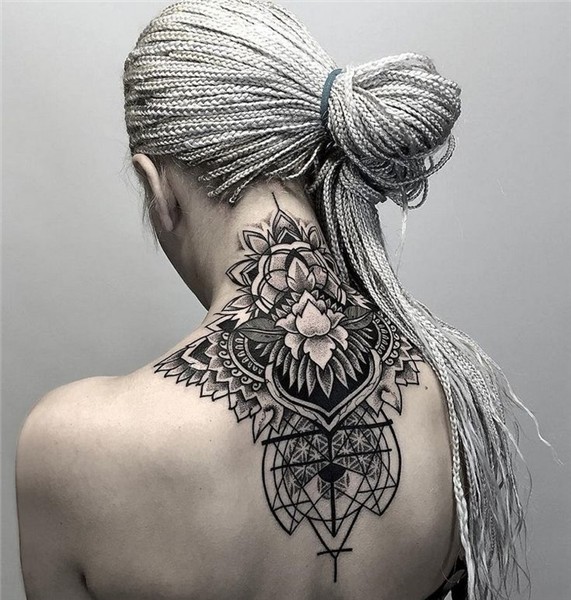 Nacken & Rücken Tattoo mit Mandala Geometrische tattoos, Tat