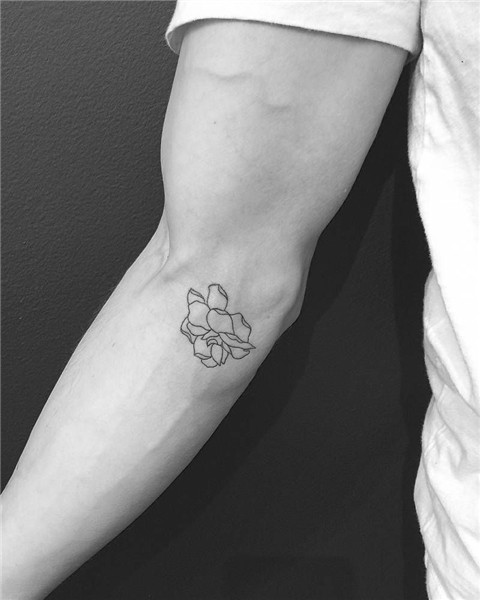 Pin by Alyssa Labrador on Märkt 4ever Flower outline tattoo,