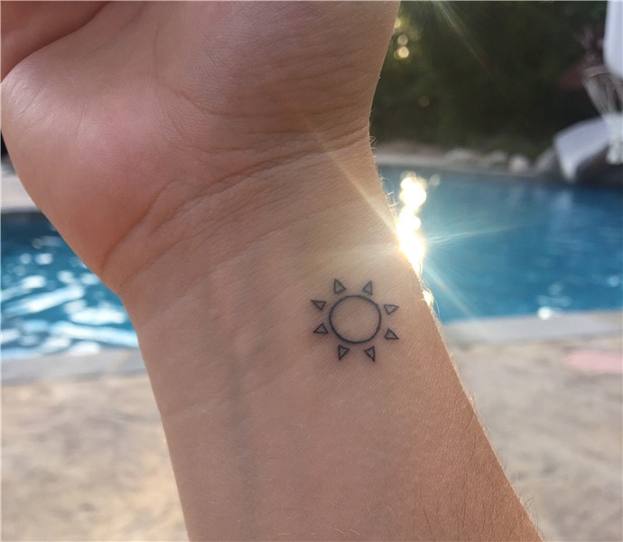 Pin by Kortni on Tattoo Sun tattoos, Sun tattoo, Tiny tattoo