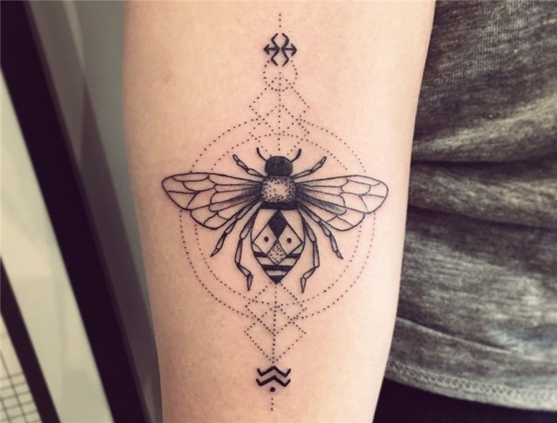 Pin by Macarena Cardona on Animal Tattoos Bee tattoo, Honey