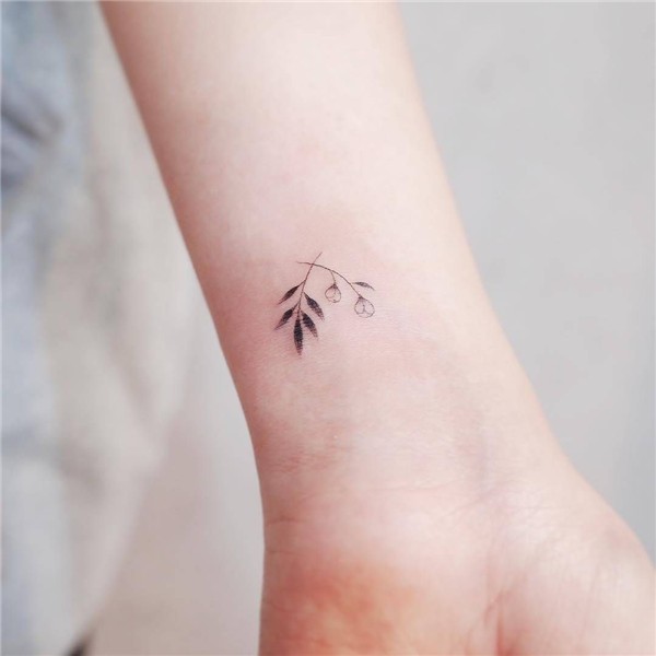 Pin by Mayara Rímolo on tattoo. Small wrist tattoos, Flower