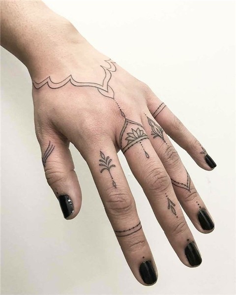 Pin de Courtney Love em Hand tattoos Tatuagem no dedo, Tatua