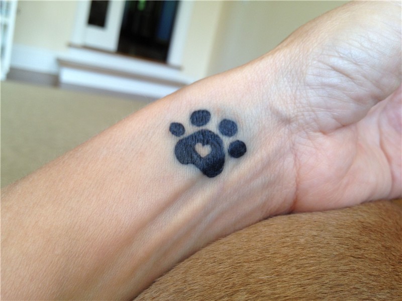 Pin de Kerry Rivard en Tattoos Tatuajes huellas de perro, Hu