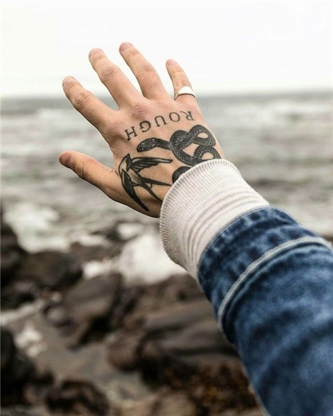 Pin de Sasha Moskalets em Tattoos Tatuagem na mão, Tatuagem