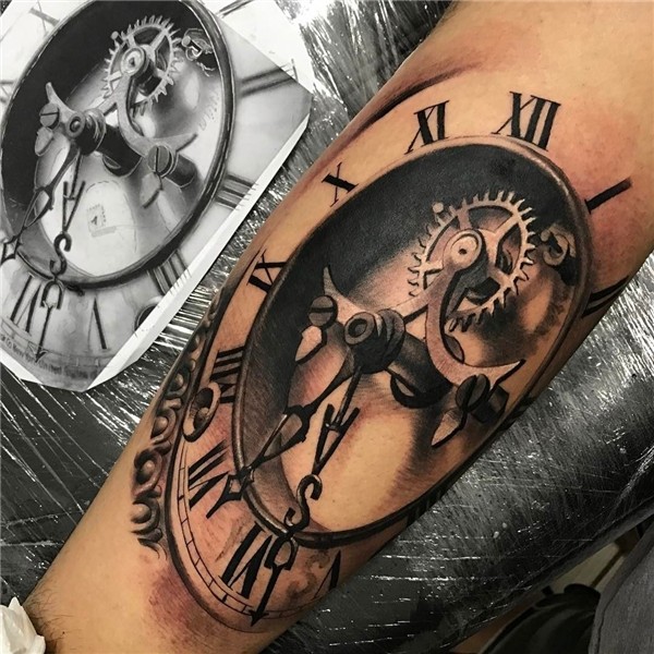 Relógio em realismo feito por Chico Morbene. #tattoo #tatuag