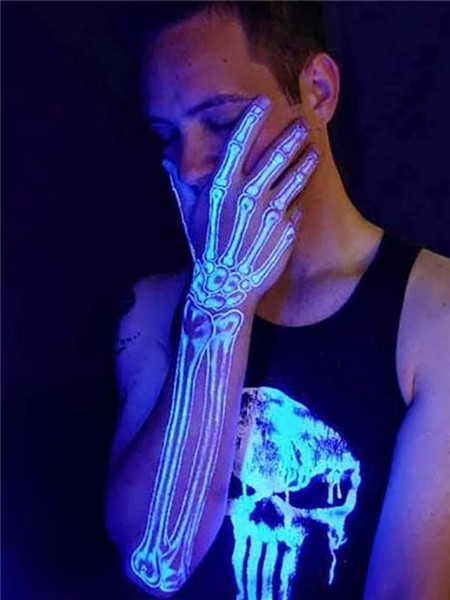 Resultado de imagen para glowing tattoo Black light tattoo,
