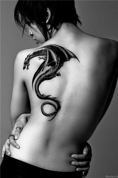 Rücken/Schulter Tattoo, schwarzer Drache, weibliche Tattoo M