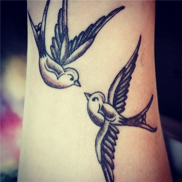 Swallow tattoo on the wrist Swallow tattoo design, Tattoo de