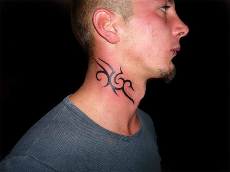 TATUAGGI UOMO SUL COLLO: I DISEGNI PIÙ BELLI DA COPIARE