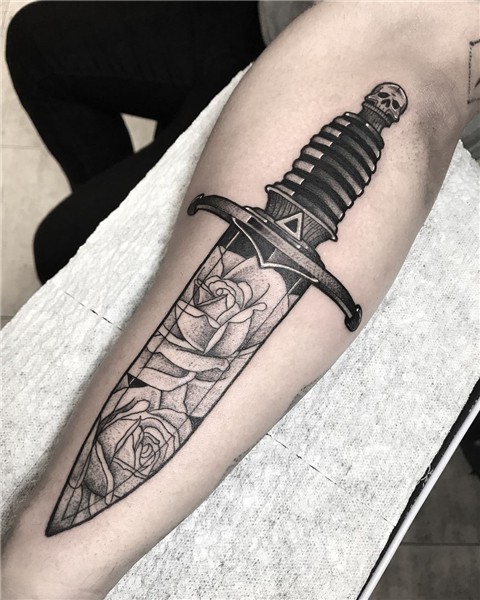 Tatuagem criada por Henry Schneider de São Paulo. Punhal com