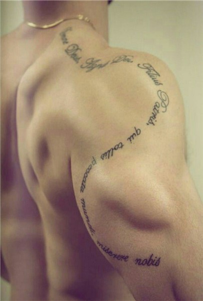 Tatuaje de una frase en la espalda y brazo Tricep tattoos, C