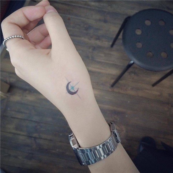 Tatuajes ultra delicados que te encantarán Small moon tattoo