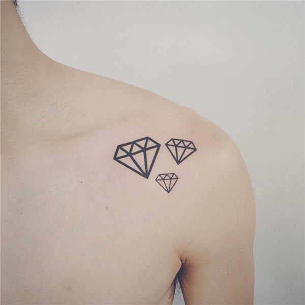 Three different size diamonds on the shoulder. Tatuajes de d