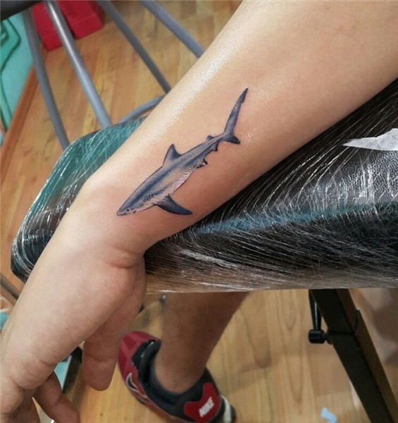 Tiburón tattoo Small shark tattoo, Shark tattoos, Tattoos