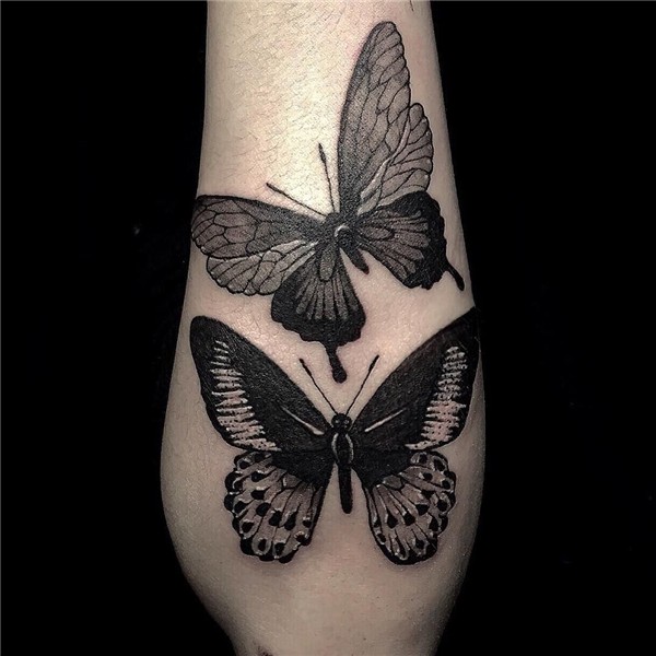 black work butterfly tattoo on the forearm Desenhos tatuagen