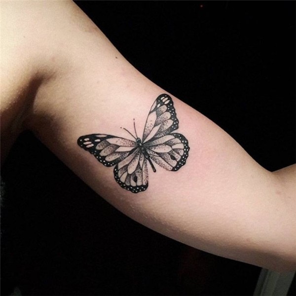 eine hand mit einem schwarzen tattoo butterfly hier ist ein