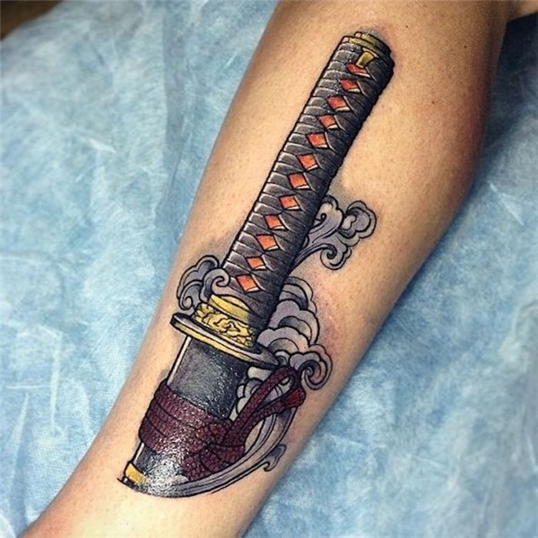 japanische-krieger-samuraischwert-katana-bunte-tattoos-beint