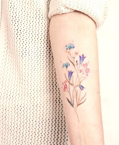 simple floral tattoos Tatuagem de flor colorida, Tatuagem de