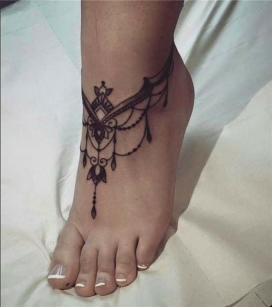 tatuaggio sulla caviglia, decorazione femminile che riprende